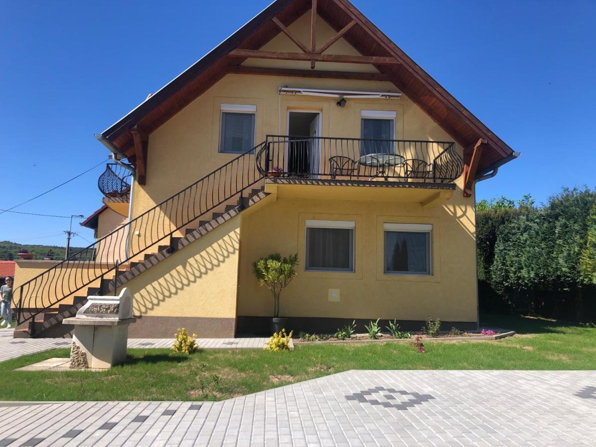 Laura-Haus Apartment Vonyarcvashegy Exterior photo